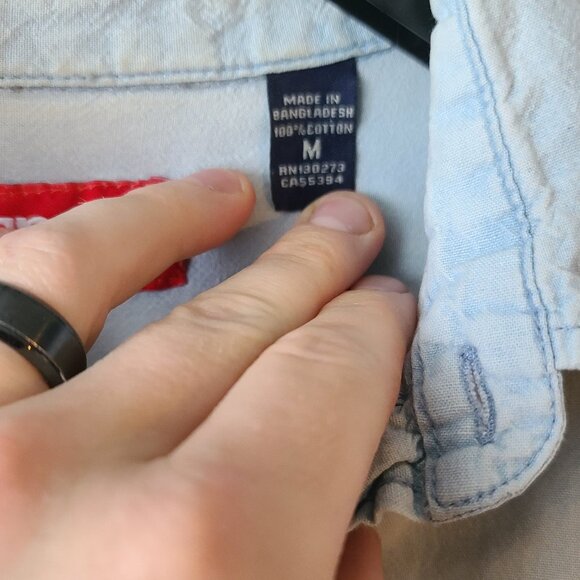 Vintage Wrangler Light Wash Denim Button-Up Shirt (Medium) - Picture 4 of 5